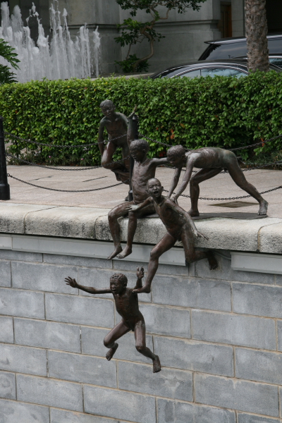 Singapore: Springende Kinder am Boat Quay