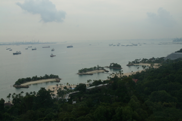 Sentosa: Wartende Schiffe vor dem Hafen