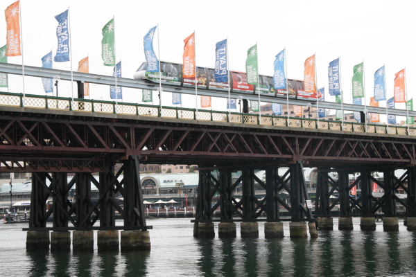Sydney: Monorail at Pyrmont Footbridge