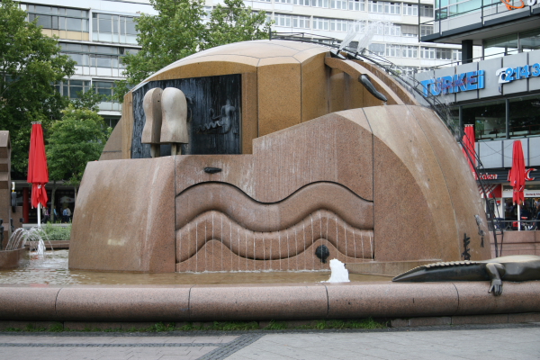 Berlin: Kunstwerk auf dem Breitscheidplatz