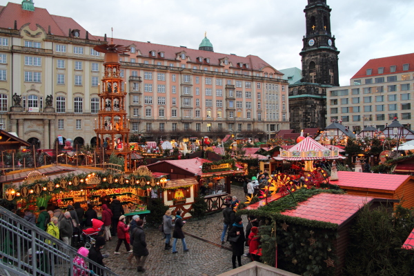  Dresden: Weihnachtsmarkt am Neumarkt