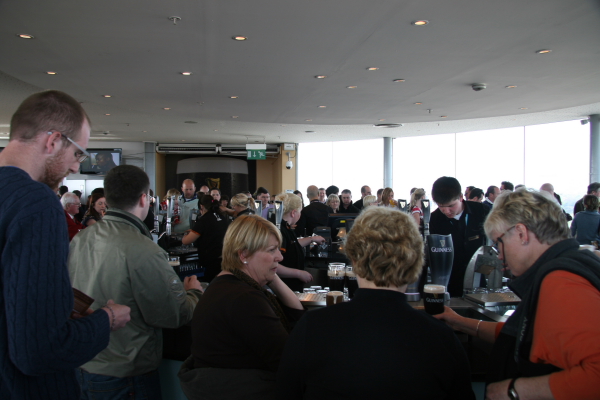 Dublin: Das Gratisbier in der Gravity Bar ist offensichtlich begehrt