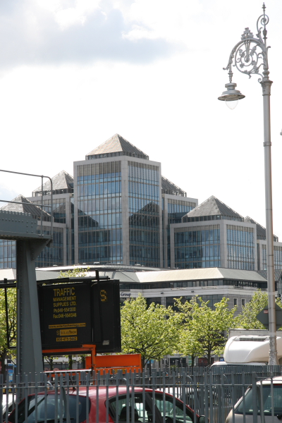 Dublin: Modernes Gebäude in Dublin: Wer weiss den Namen?