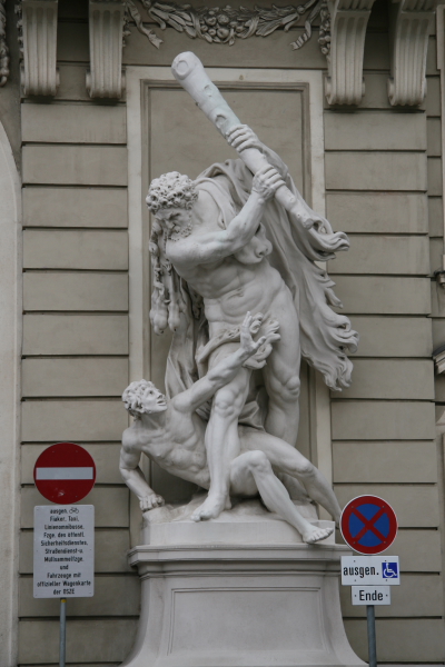 Wien: Skulpturen beim Michealertrakt